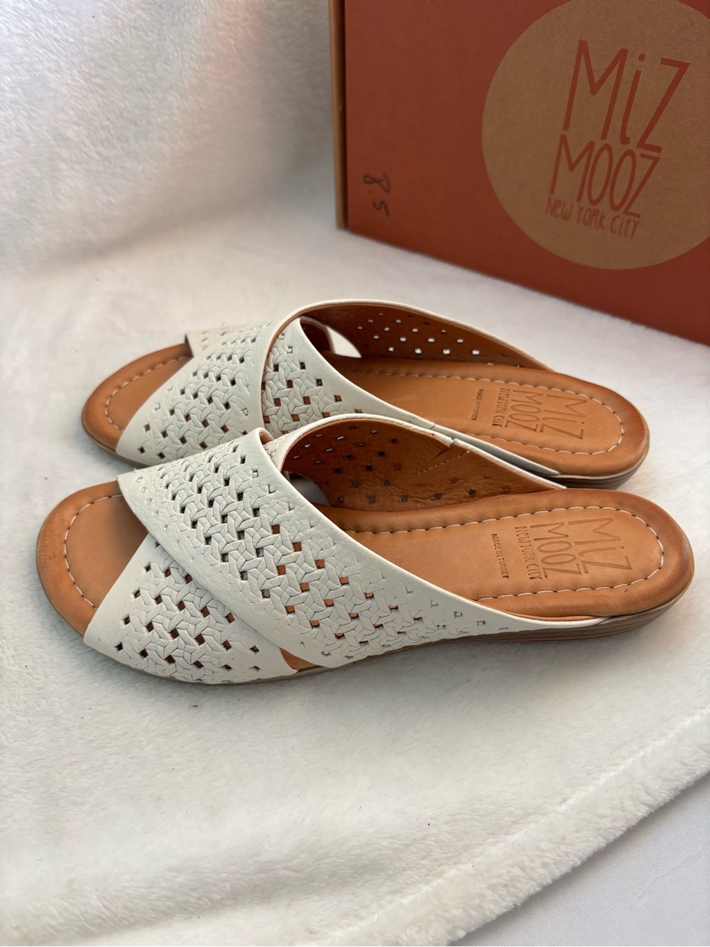 Miz Mooz Jaylene Leather Crossover Slide Sandals White Woman’s EU 39 / US 8.5-9